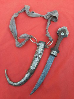(MKJ0003)  Antique or vintage North African Moroccan Jambyia dagger